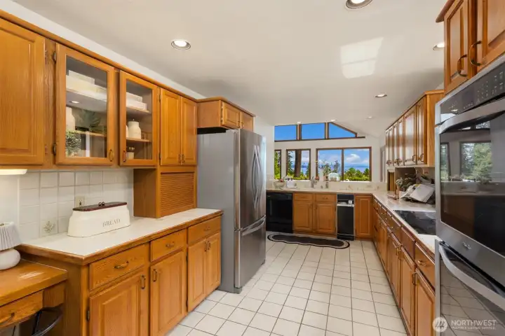 Newer appliances include double ovens, a Bosch cooktop, and stainless refrigerator.