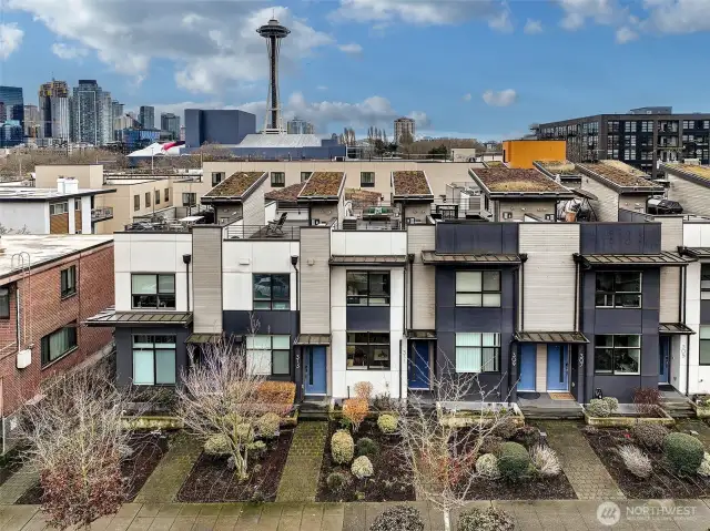 Excellent location is walkable to Seattle Center and all of the arts and culture surrounding it. Easy to get downtown or into the residential streets of Queen Anne.