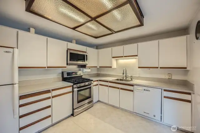 Perfectly sized kitchen without all the extra! Very well maintained. Keep it as-is or update to your liking - the possibilities are endless!