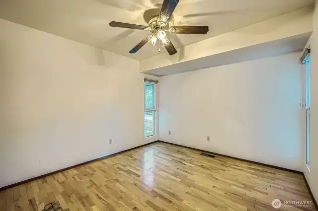 Secondary bedroom 1 (middle room)