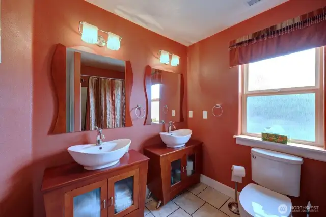 Upstairs full bathroom