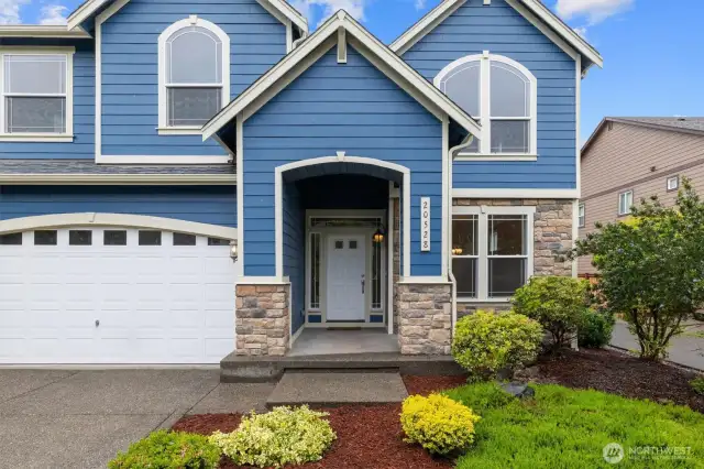 Large entryway porch with beautiful stone masonry accents.
