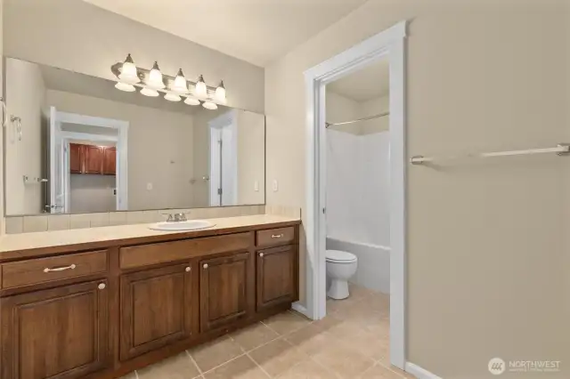 Upstairs full bathroom.