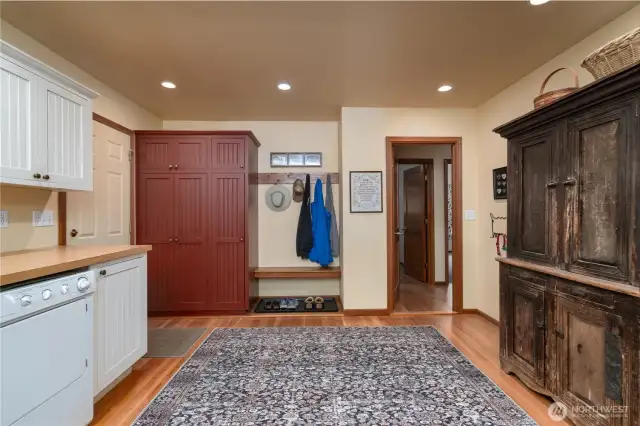 Another view of the laundry room. So much space!