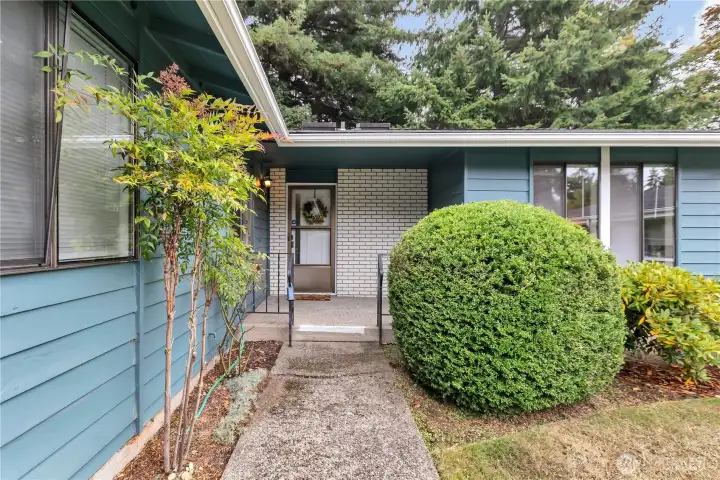 There are gentle stairs to the well landscaped front entrance..