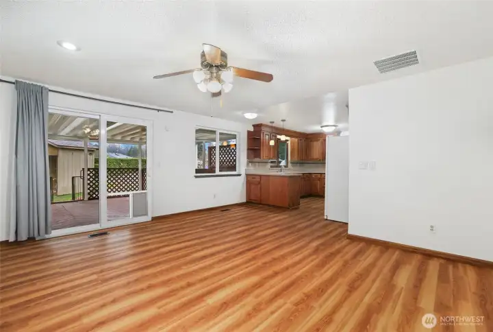 family room with ceiling fan