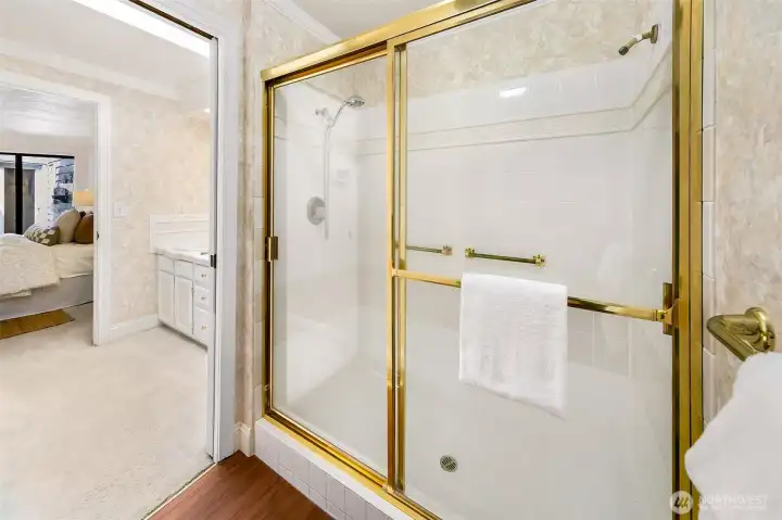 Three quarter en suite bath in primary