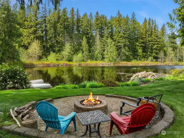 An inviting lakeside firepit beckons, creating  the ideal setting for gatherings with loved  ones. Bask in the tranquil ambiance,  surrounded by stunning views of the lake.