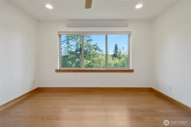 Upstairs bedroom (2)