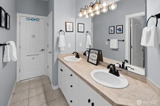 Full Jack n Jill bathroom between two bedrooms.  Such a convenience!