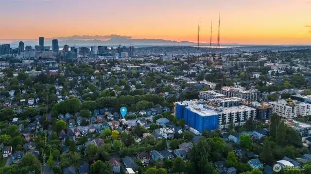The location is beyond exceptional, with a 93 Walk Score and 98 Bike Score - this means over 30 amenities are within 1,000 feet of your front door!