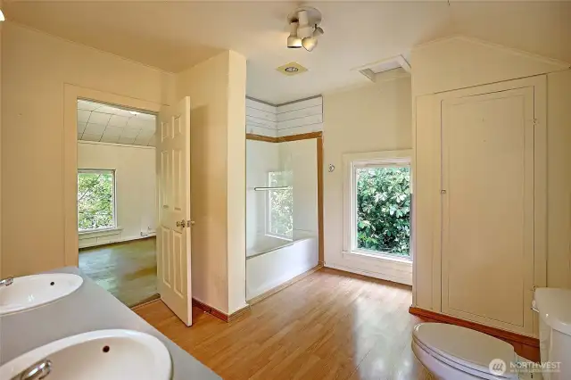 Spacious full bath upstairs.