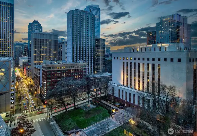 amazing neighborhood 5th ave theater, Fairmount hotel, W-hotel, mins to WAC, Cap Hill, I-5- 99 mobility score