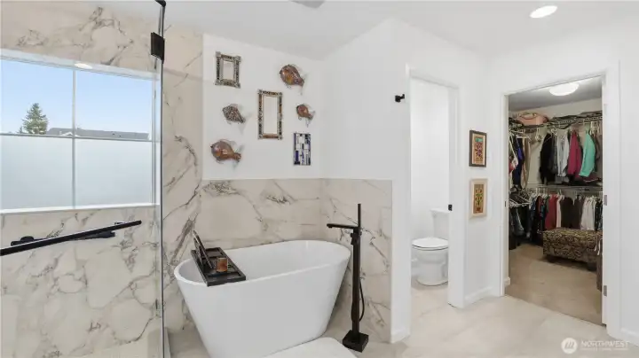 Soaking Tub & Walk-In Closet
