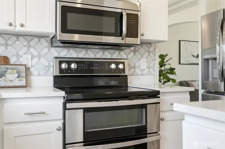 Double oven range with sleek glass cooktop, perfect for everything from everyday meals to holiday feasts.