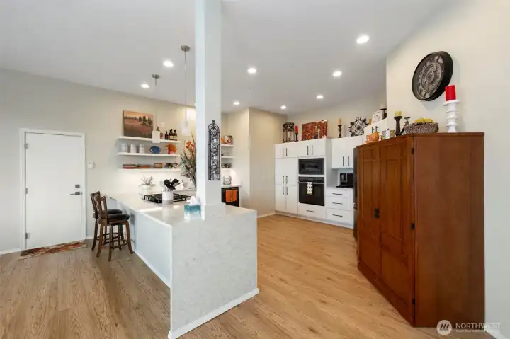 The eating bar and kitchen, very comfortable for guests to talk to the chef while you prepare the meals in this chefs kitchen!