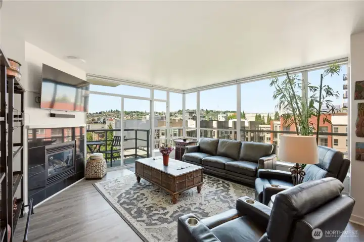 Abundance of light- northeast corner unit. Abundance of light- northeast corner unit.