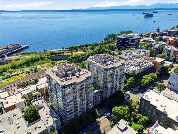 Just a few blocks from Olympic Sculpture Park and the new waterfront. Just a few blocks from Olympic Sculpture Park and the new waterfront.