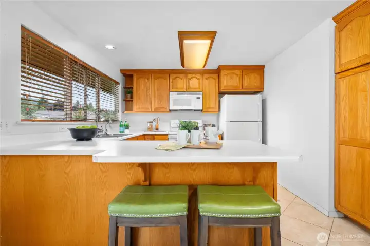 Kitchen with Eat-in Counter with Barstools