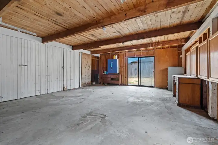 Detached Garage perfect for storage/shop