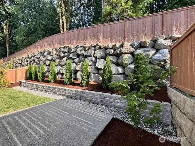 Landscaped Yard! cozy and private.