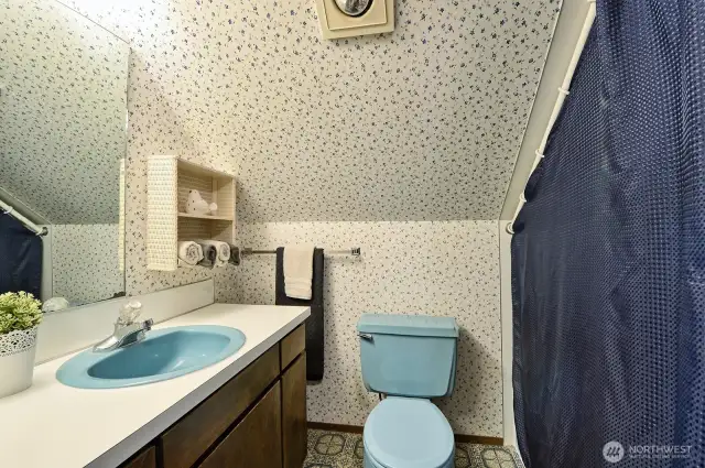 Upstairs full bathroom.