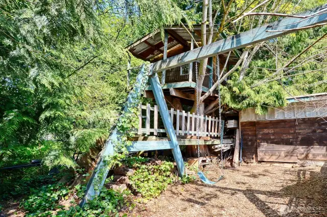 Custom tree house - built to last!