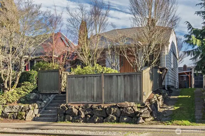 Charming Bungalow with court yard entrance.