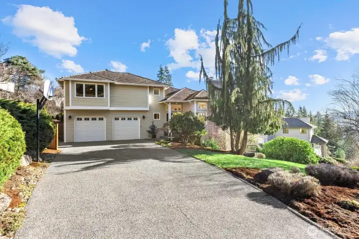 Sunny and Bright- Welcome to this Beautiful Forest Glen home!