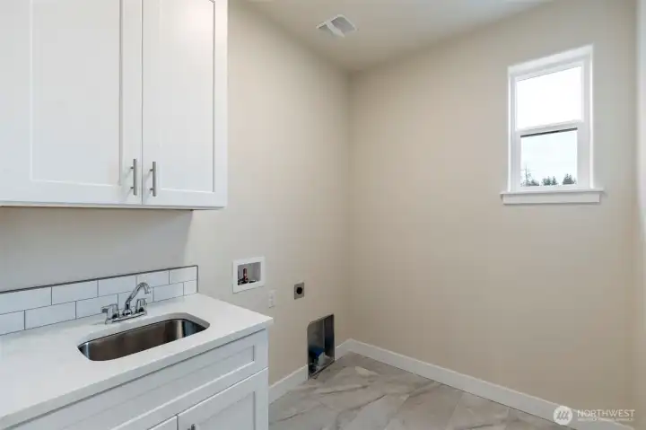 Photos are for illustration purposes only. Builder reserves the right to make changes without notification.