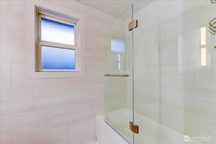 Main full bathroom featuring a combined tub and shower.