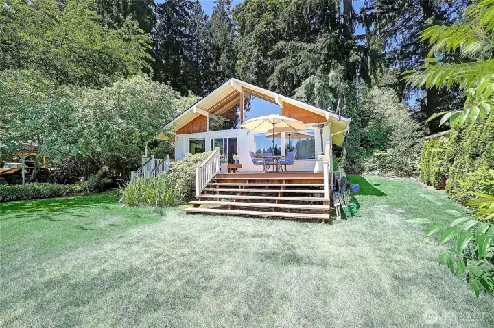 Beautiful and tranquil leveled lot.