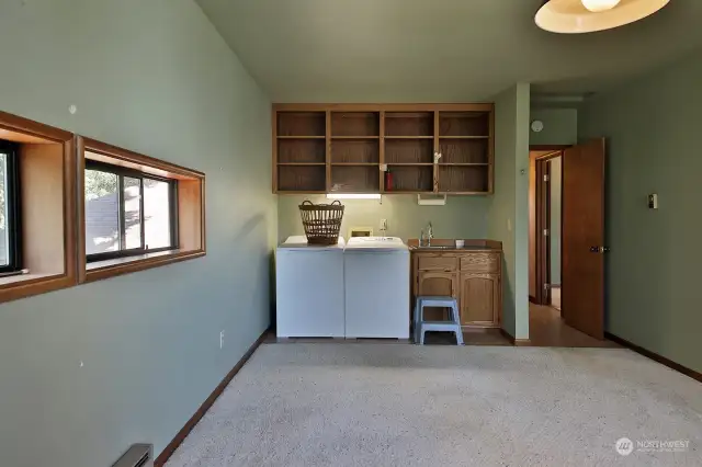 Large flex room with washer/dryer