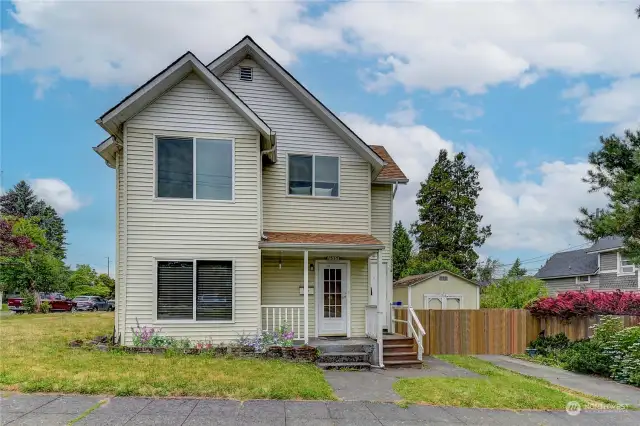 Corner lot Great Duplex, live in upper, downstairs is rented. Rental Downstairs helps pay mortgage. easy show, use showing time to see both units. North Tacoma