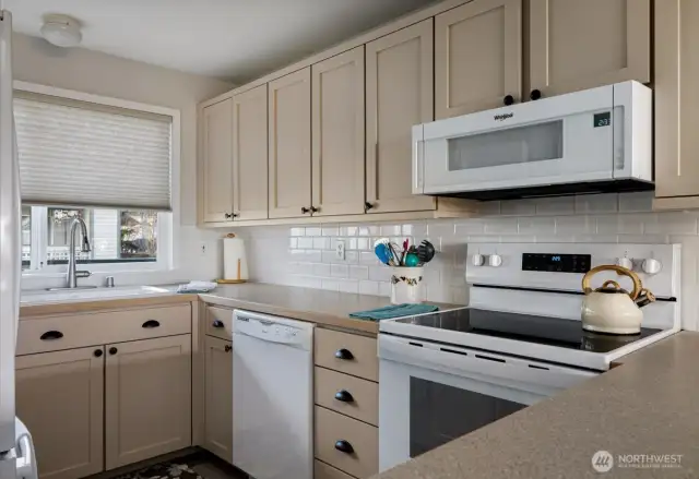 Closer picture of this beautiful Kitchen.