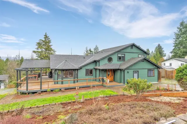The huge covered deck is an entertainers dream.