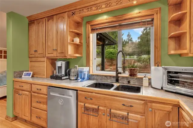 Dishwasher replaced in (2023) Appliance garage, breathtaking views of the manicured flower beds while doing dishes. Kitchen faucet new in (2021)