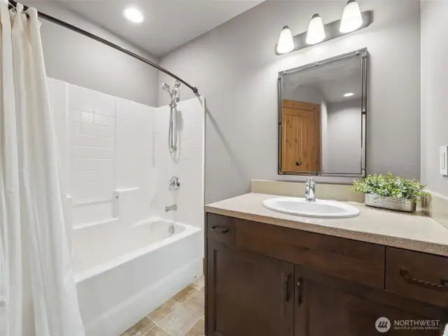 Upstairs ensuite bathroom 2