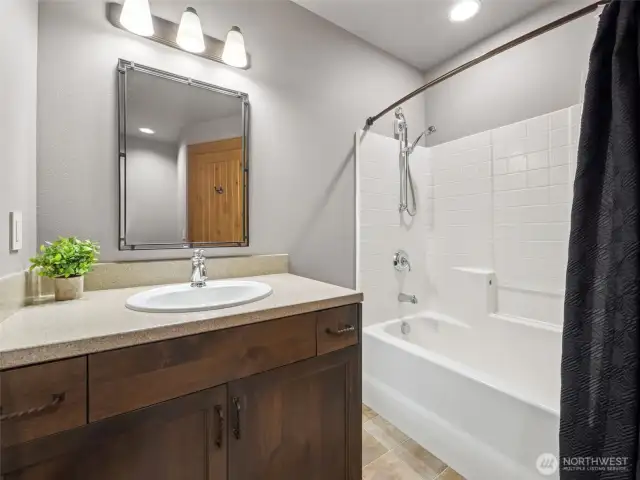 Upstairs ensuite bathroom 3
