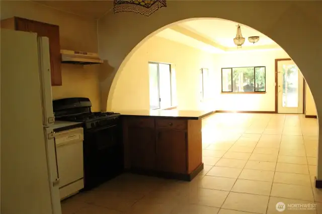 Arch dividing but keeping the open feel between kitchen and living room