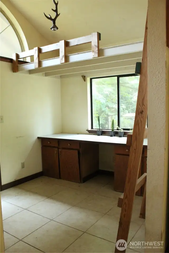 Counter in the laundry room for hobbies or office