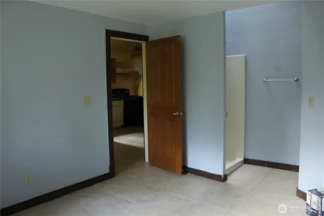 Entry to primary bath