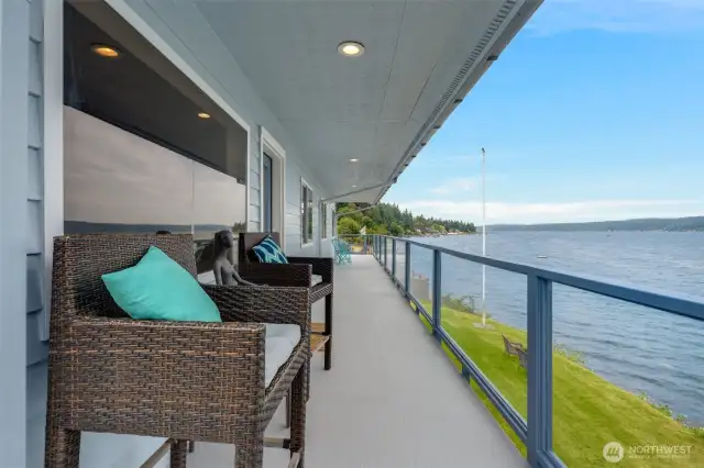 After all the activities of your day, what better way to unwind then relaxing as you soak in your 180 degree view of the water? Ahhh, life is so good!