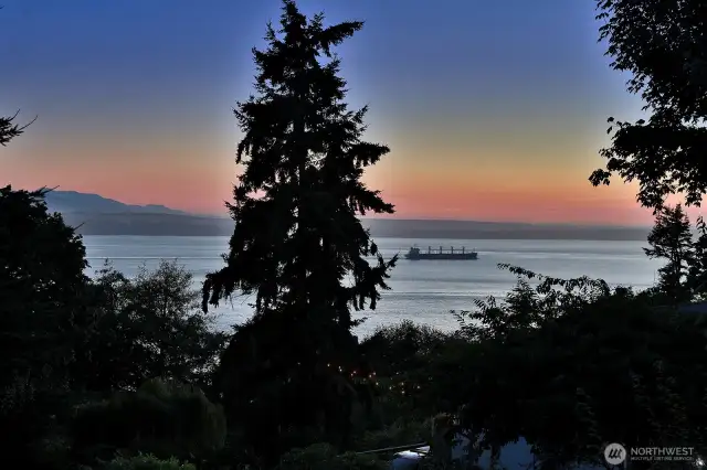 Sunsets and passing ships, Osprey, Eagles and Heron. Welcome to west side living on South Whidbey. Bush Point beach is in walking distance, accessible by walking down neighboring Spyglass Dr.