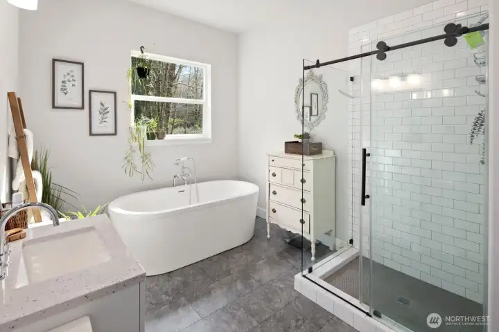 Primary en-suite with soaking tub
