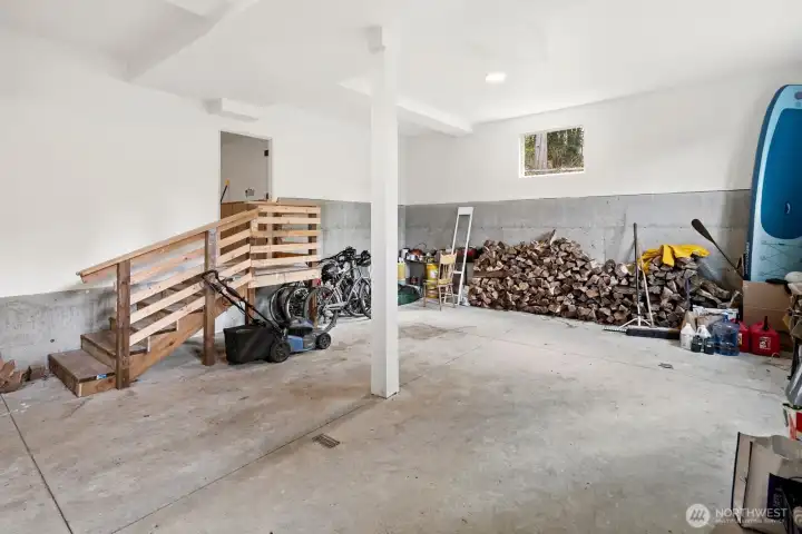 Massive garage over 1,000 sq/ft