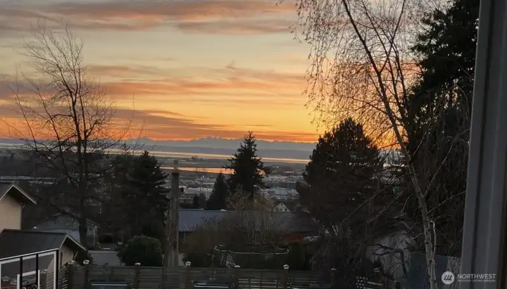 Gorgeous Sunsets, Port Susan Bay & Olympic Mountain views!