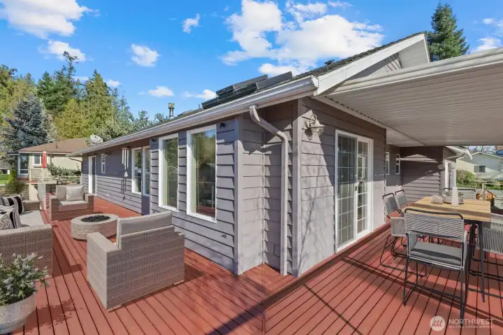 Huge back deck, partially covered. Virtually staged.