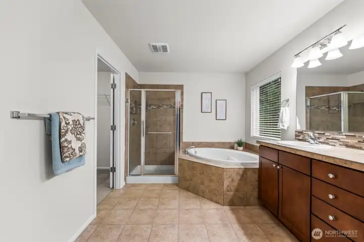 en suite primary bathroom