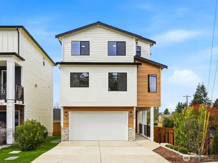 Contemporary 3-story new construction home in Lynnwood
